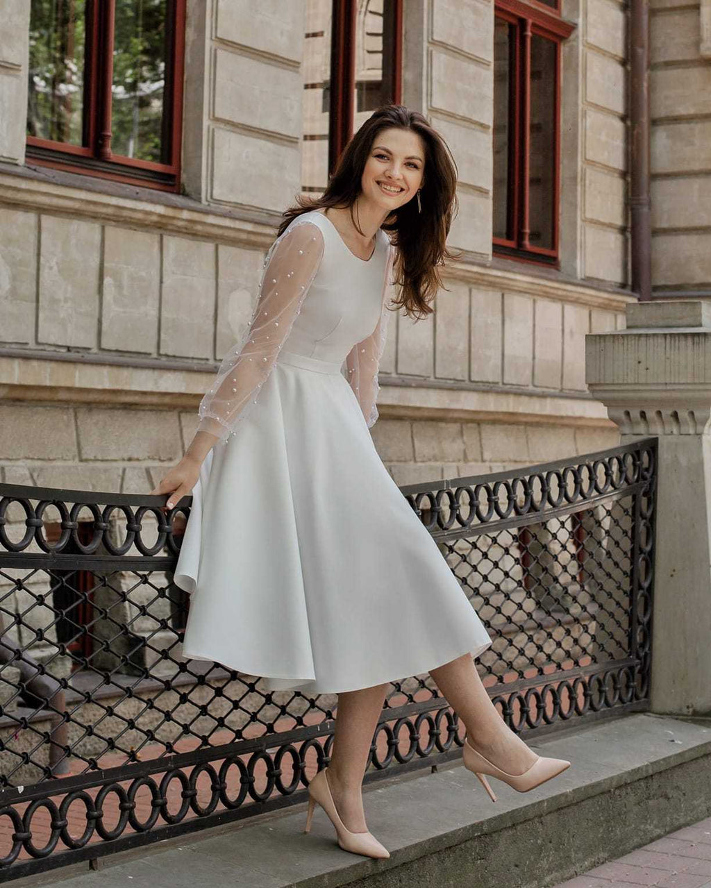 Rochie cununie civila alba midi din satin si mâneci decorate cu perle