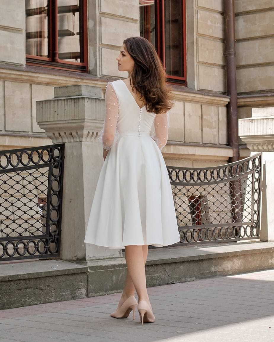 Rochie cununie civila alba midi din satin si mâneci decorate cu perle